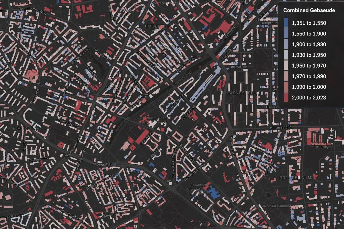 A Felt map of Hamburg buildings colored by construction year, from blue for older to red for newer
