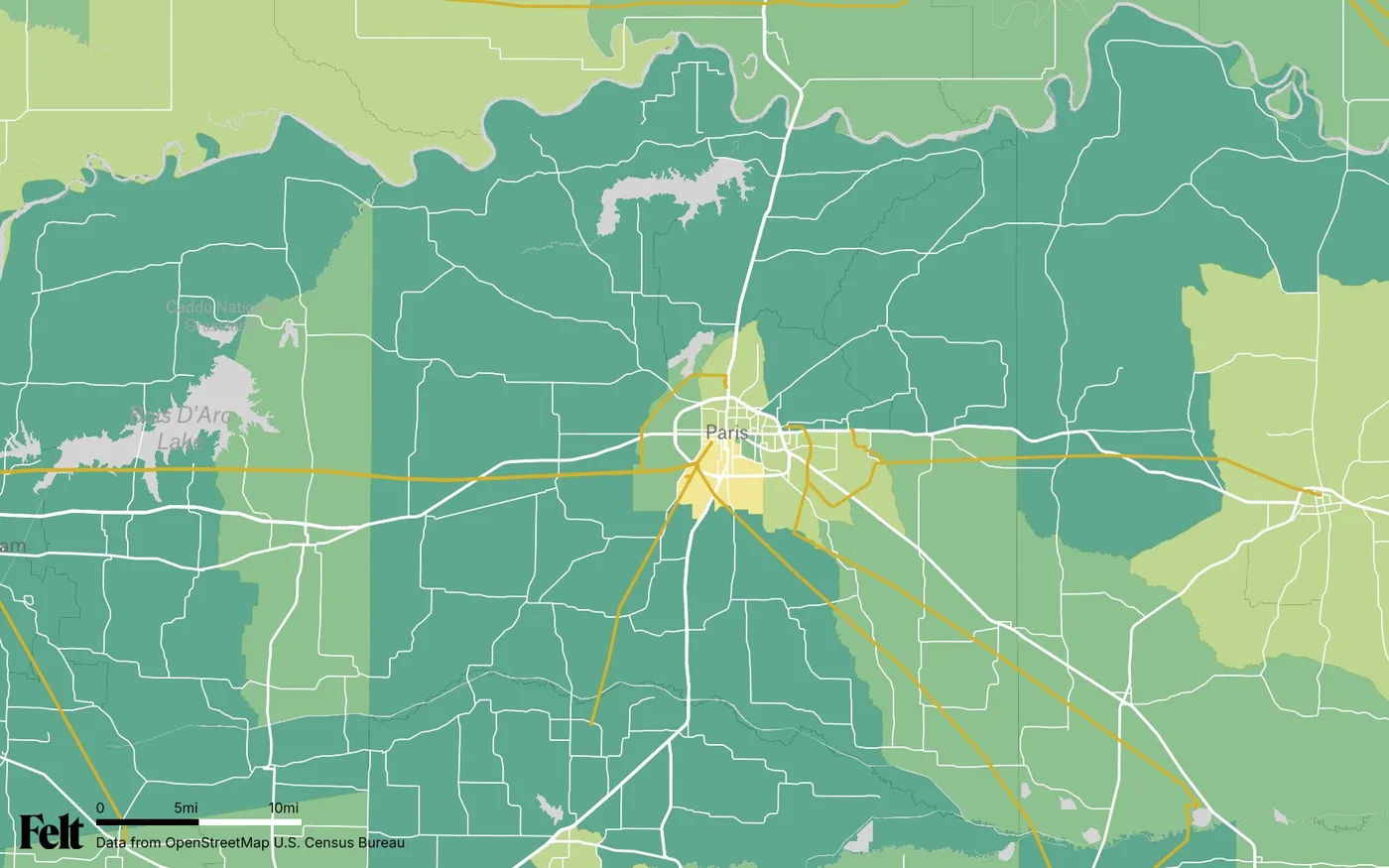 Map of Lamar County, Texas: the county outlined, with transmission lines over median household income by census tract